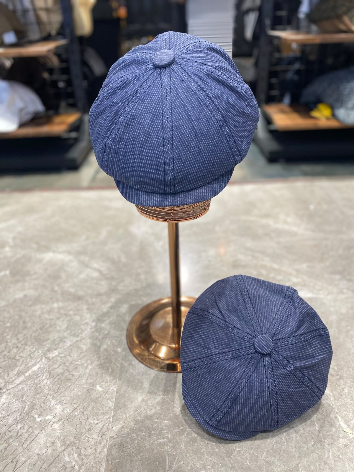 Peaky Blinders tarzı 8 parça kasket, indigo çizgili — standda ve yerde iki açıdan