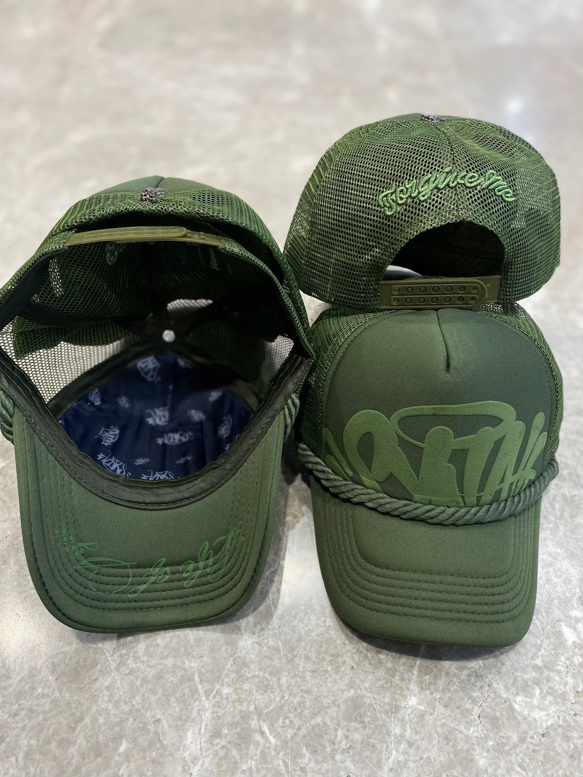 Syna özel seri trucker şapka haki — önden, arkadan ve içten görünüm