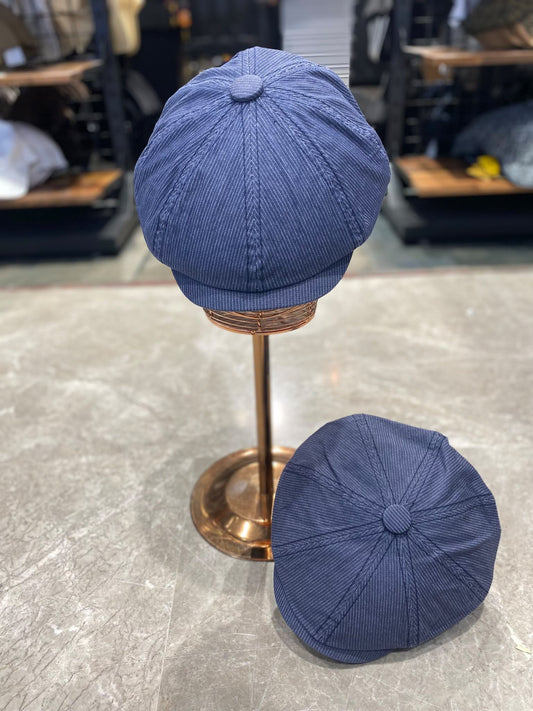 Peaky Blinders tarzı 8 parça kasket, indigo çizgili — standda ve yerde iki açıdan