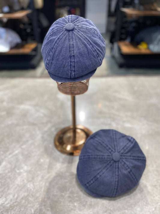 Peaky Blinders tarzı 8 parça kasket, indigo yıkamalı — standda ve yerde iki açıdan