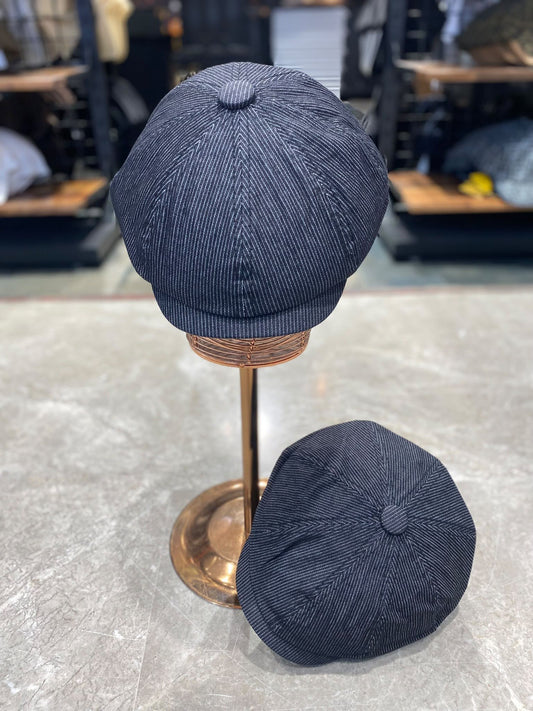 Peaky Blinders tarzı 8 parça kasket, lacivert çizgili — standda ve yerde iki açıdan
