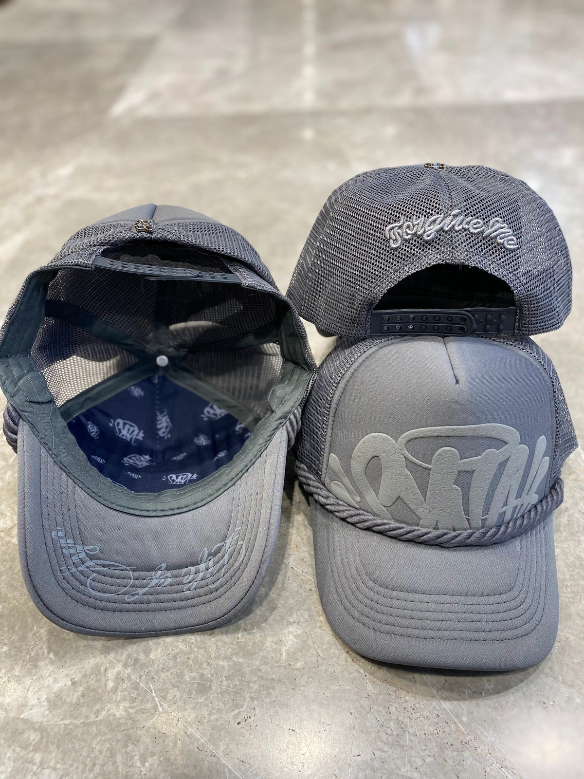 Syna özel seri trucker şapka gri — önden, arkadan ve içten görünüm