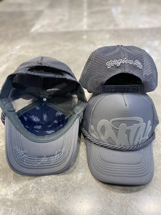 Syna özel seri trucker şapka gri — önden, arkadan ve içten görünüm